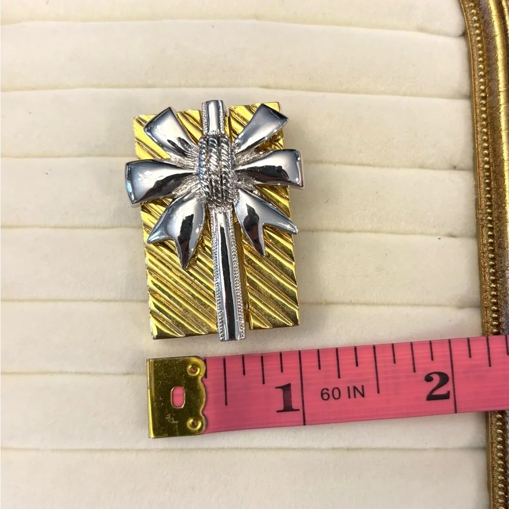 Vintage Premier Design Brooch‎ Pin Christmas Present Silver & Gold Tone Pendant